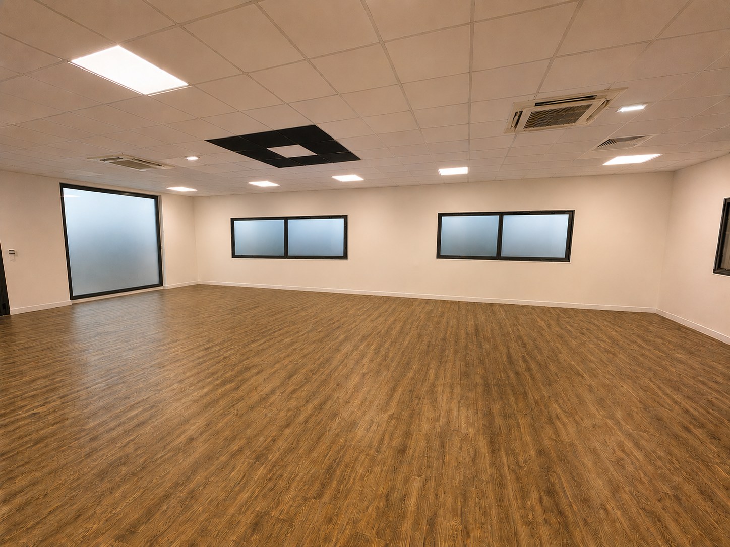 Salle TRIBUNE vide et modulable